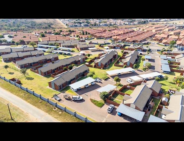 2 BEDROOM TOWNHOUSE FOR SALE IN MONAVONI AH
